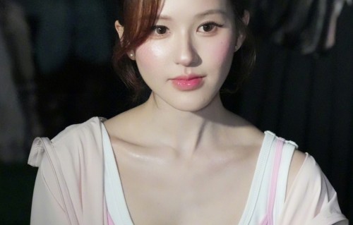 赵露思亮相上海时装周，美貌与实力双在线，秀场从容绽放！ 