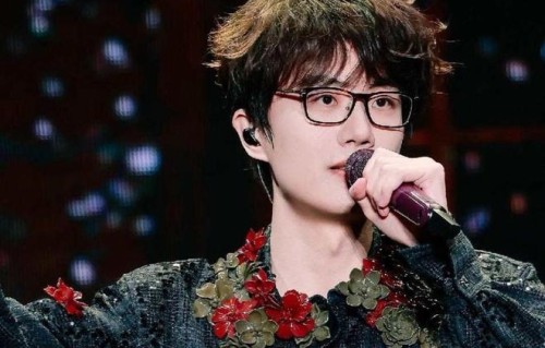 许嵩一句“盛夏见”，乐坛静了五年突然冒头，粉丝集体心跳加速