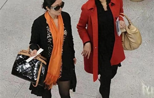 宋祖英现身机场！身边这位竟是她，两代歌唱家同框太绝了！