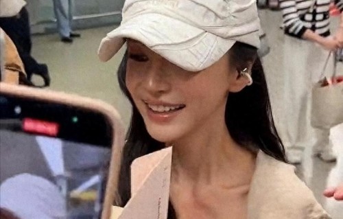 上海偶遇杨颖带娃散步，盆骨宽大屁股圆润，小海绵留狼尾似黄晓明