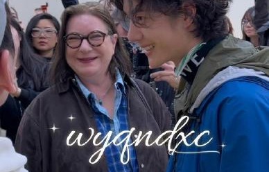 王一博的笑容在公众中产生了怎样的情感共鸣和影响力？