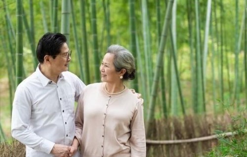 面对一个日渐衰老的躯体，我们如何寻找生活的快乐和意义？