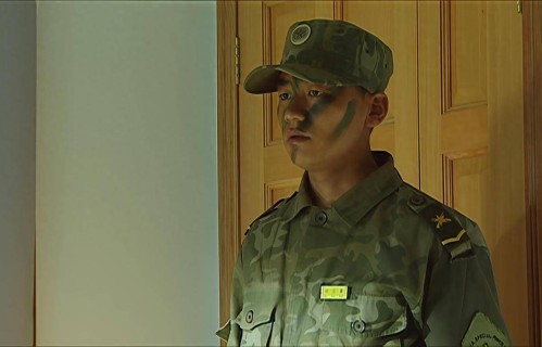 《士兵突击》许三多在部队干下去，到现在的2026年会是什么军衔？