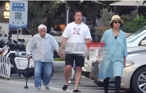 蒋雯丽近况曝光！陪91岁老母逛街，儿子又高又胖，打扮低调似大妈