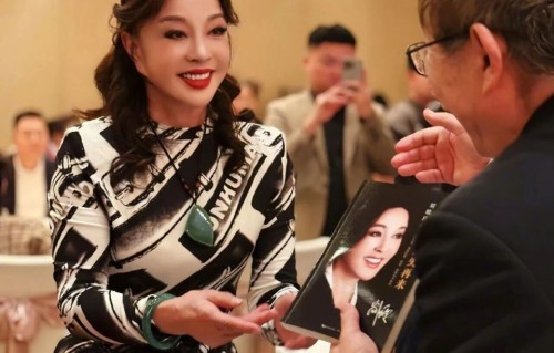 刘晓庆怒斥去世谣言，指向外甥！妹妹家否认吃绝户，真实关系曝光