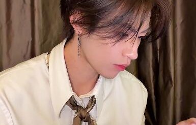 小鬼出道八周年直播庆生,比9手势寓意长久