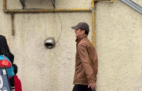 48岁王阳开奔驰接女儿放学！又高又瘦一点不油腻，5岁女儿好可爱|高斯|王传君|洁癖|娱乐圈|交通拥堵