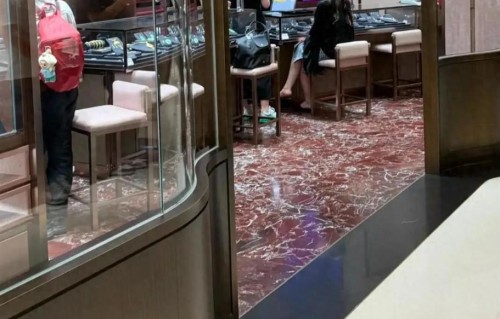 刘亦菲现身北京SKP买首饰，穿黑色薄外套，有点虎背熊腰，腿显粗