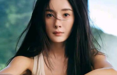 杨幂没新剧却热度第二，粉丝追的不是流量是回忆，时代在悄悄选她