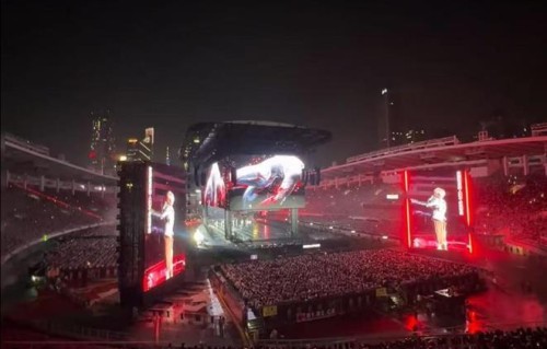 薛之谦暴雨中下跪退票：一场“怕辜负”的深情，照见多少成年人的情感担当