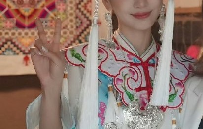 Angelababy民族服饰造型再惊艳，羌族路透获好评