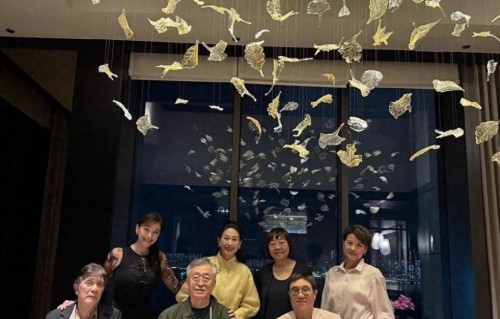 62岁黎燕珊携新欢出席聚会，穿情侣装满面春风，男友长相敦厚斯文