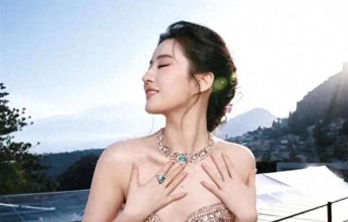 刘亦菲.竟也有这么汹涌的照片,太奔放了微信朋友圈