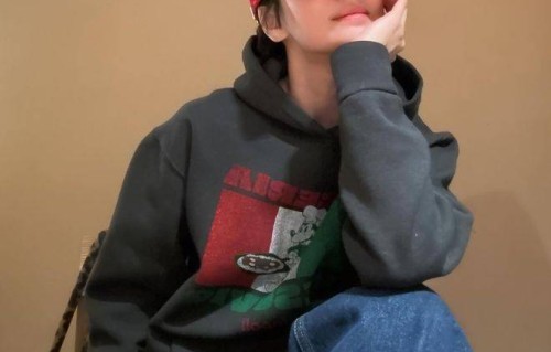 宋慧乔晒新照：与同事相聚合影很开心，嘟嘴比耶显俏皮！