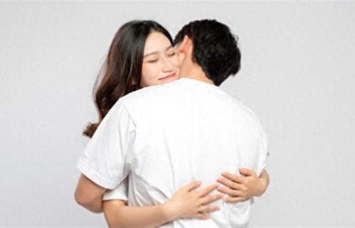 拥抱一下女人，若她有这3种反应，说明她心里早就有你了.