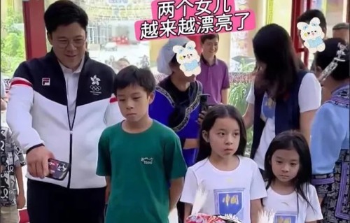 霍启刚一家清明广西被偶遇：长子抱妹担当尽显，豪门教育引热议