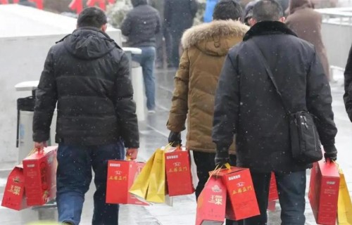 千万不要觉得走亲戚麻烦，平时你不在的时候，父母还要在老家过日子呢
