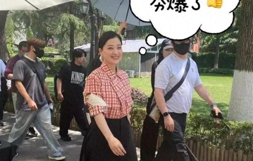 网友外出偶遇梅婷，年过半百气质还不错，一看就不像普通老百姓