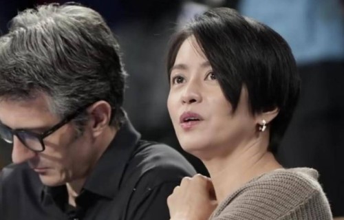 梁咏琪和西班牙老公看球，49岁像少女，老公干练非常有型_Sergio_生活_澳门