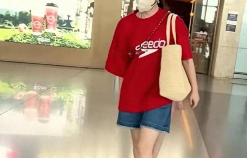 49岁孙莉和仨孩现身机场，街头风打扮减龄显青春，和俩女儿似姐妹
