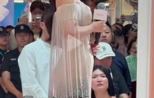 杨幂这套造型是我觉得最好看的一套了，长发及腰身材超好