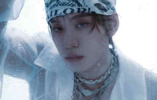 余景天银发机甲造型引爆热搜，新歌《BITE ME》舞台首秀成惊喜盲盒|Tony|追星语录|粉丝|工作室|情人节