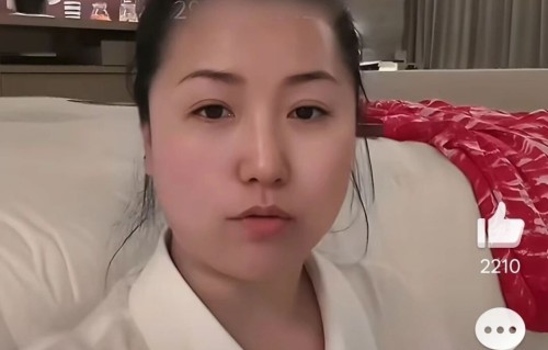 赵本山女儿球球家保姆晒待遇，高薪全包无节假日，有事可请假，还允许她直播