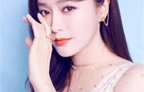 年过四十不刻意扮嫩，低调踏实拍戏，秦岚凭啥一直走红？