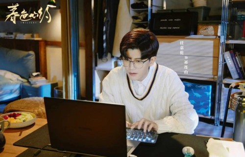 同样是任嘉伦演现偶剧，《暮色心约》《一生一世》对比，差异明显