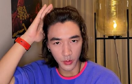 《镖人》直播中此沙玩梗出圈，具体哪些互动让他被称为‘活人感拉满’？|彝族演员|镖人：风起大漠|魔性|可汗|台词