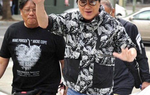 77岁许冠杰现身马来西亚，一原因步履蹒跚需搀扶，仍坚持开演唱会 