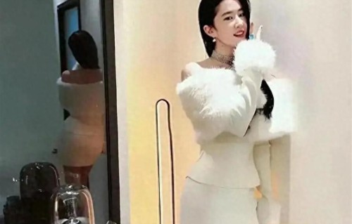 刘亦菲估计头都大了，拍个美照结果不小心被镜子出卖了身材