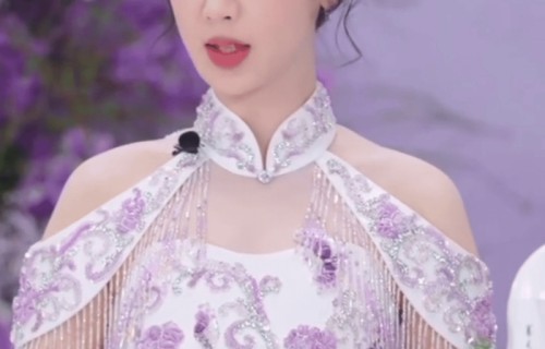 杨紫直播造型惊艳全网！中式改良旗袍美出圈，网友喊话《玉兰花开君再来》剧组借鉴|适配|新剧|年代剧|时尚|鸡腿