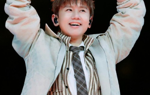 张杰鸟巢演唱会设高空席位，飞机上可见舞台灯光