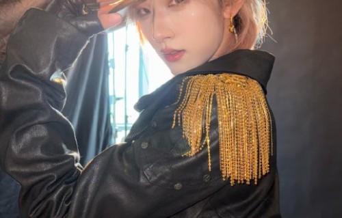 NexT1DE组合的舞台表演和风格有什么特点？