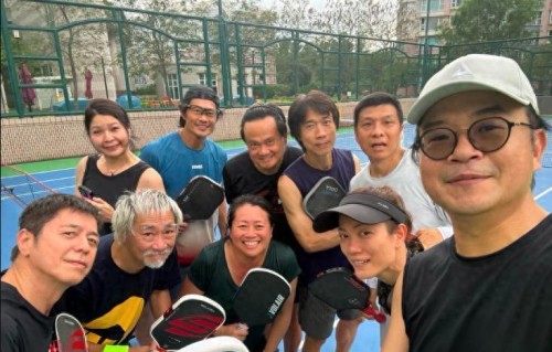 68岁戚其义满头白发现身球场：与绯闻女友同框零尴尬，这才是成年人最顶级的感情观