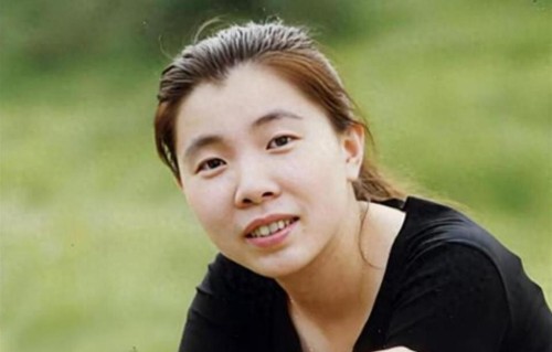 原来她是王崇秋亲生女儿，如今82岁父亲独居北京，她早已定居美国