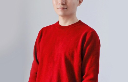 周强全新写真曝光 以赤诚姿态诠释创作初心|四川省|音乐|中影|作词人|导演