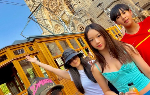 吴尊15岁女儿独自采访首映礼嘉宾，自信大方，身高随妈五官神似吴尊