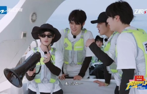 范丞丞在本季《奔跑吧》中和哪位成员的互动最有默契？