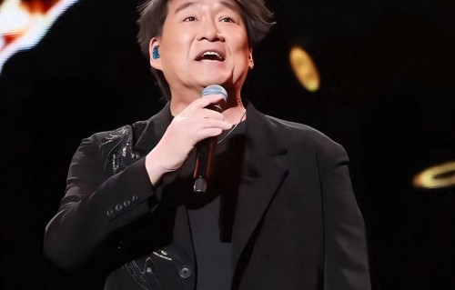 64岁周华健五一唱响北京！肚子圆润衬衫遮不住，歌声却少年感拉满 