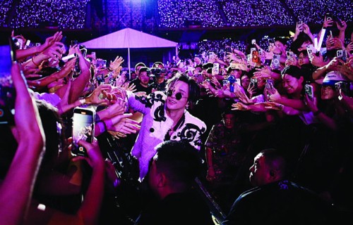 “薛式幽默”逗笑全场 薛之谦演唱会“退票梗”百玩不腻