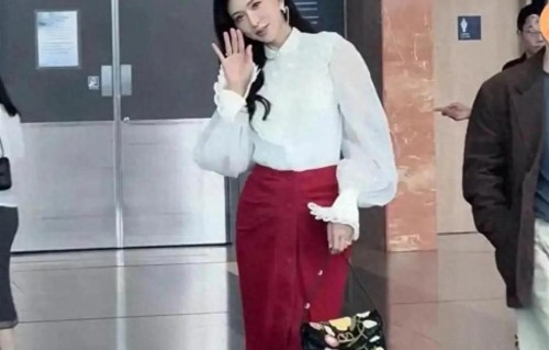 林志玲气质大卷发，身穿白色衬衫+红色包裙，简直女人味十足