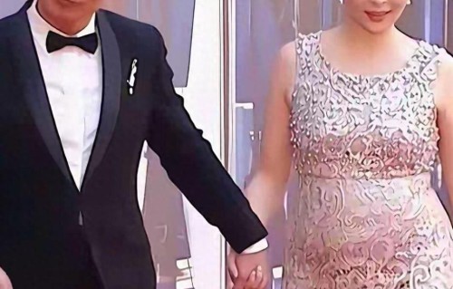 年轻时苗条淑女漂亮得体，现在刚生完孩子身体还未恢复成了水桶腰