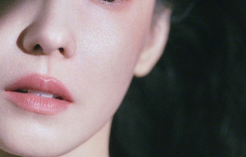 张柏芝红秀四月刊封面 这大白腿属实吸引人 