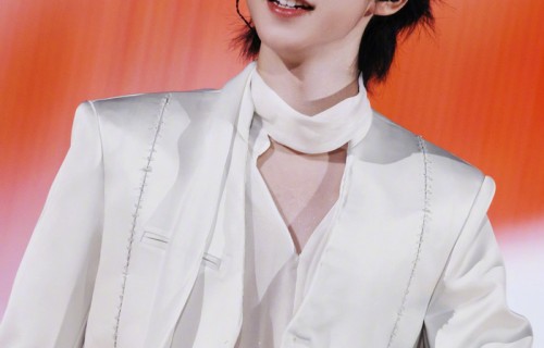 贺峻霖愚人节站姐团建美图曝光，风格百变帅气吸睛|五十公里桃花坞|追星语录|桃花坞