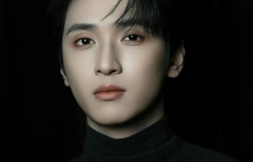 严浩翔冷感造型怼脸大片曝光,酷帅气场十足