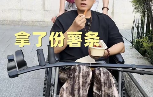 陈龙骨折后首次逛街，小10岁老婆穿1200元T恤，素颜很美性格好