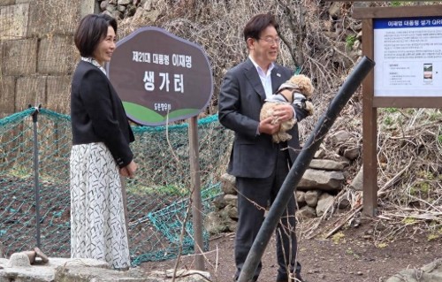 金惠景接待完法国夫人后首现身，素颜出镜不显老，一身裙装很朴实 