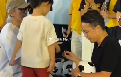 周星驰半跪为粉丝签名展现了怎样的人品？